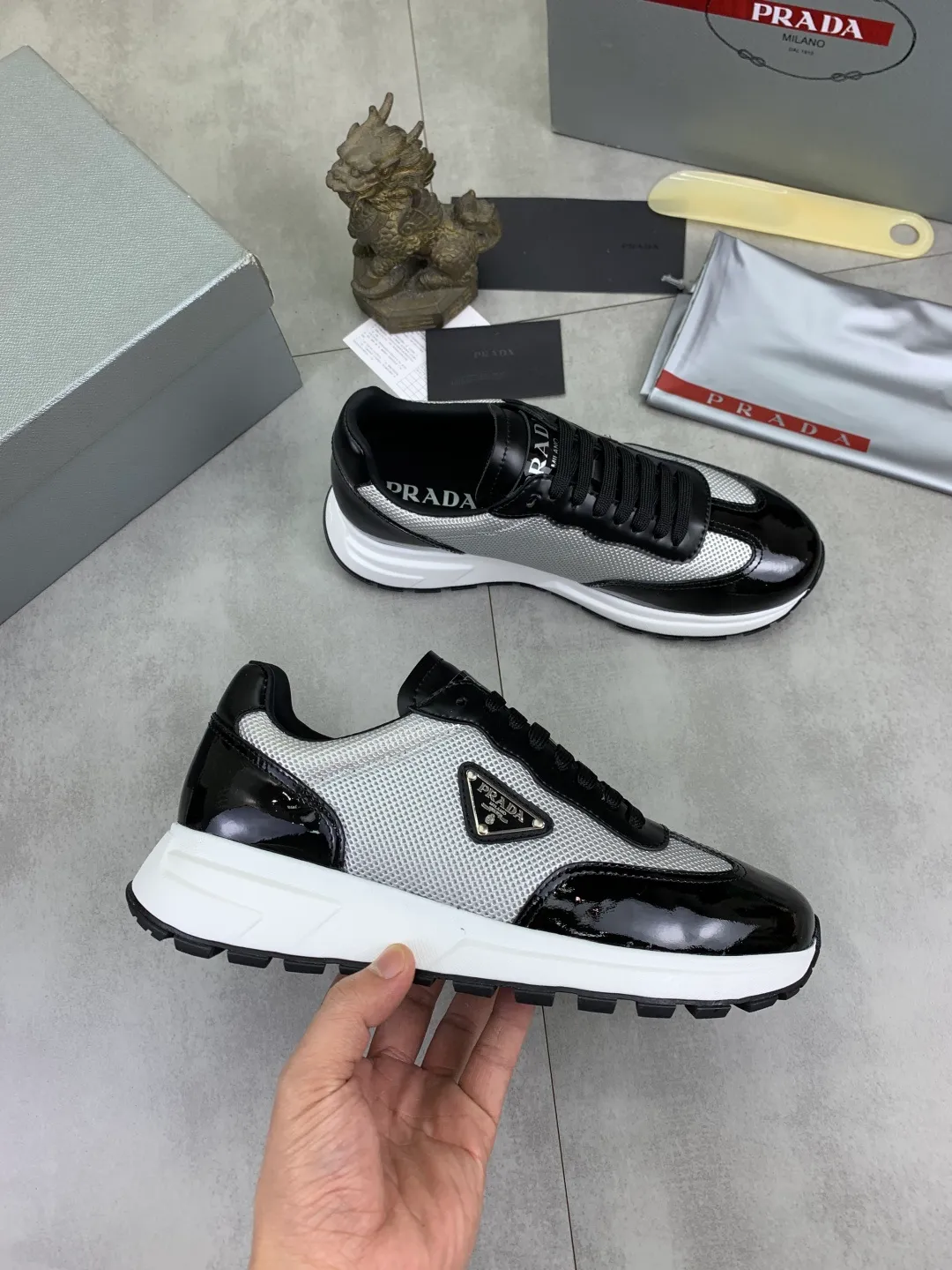 Men's Men's Shoes 💰P600 💰【New Style】 The latest model of high-quality PRADA classic men's shoes has been launched on the official website at 1:1, synchronized in Hong Kong, and on the same catwalk; all made of calfskin➕imported cowhide lining, 🍡🍡original rubber outsole, non-slip and wear-resistant; comfortable on the feet, attractive style, fine workmanship, and simple and neat shoe lasts, showing the courage and toughness of men, 👍Size: 39-44 (45 can be customized) black White color🉑️choose